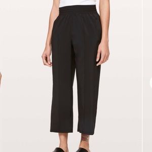 Lululemon Black Wanderer pant crop, size 4
